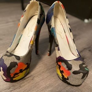 Privileged camouflage platform heels